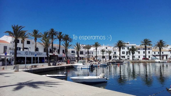 Vista desde el mar del Restaurante El Pescador Fornells en Menorca