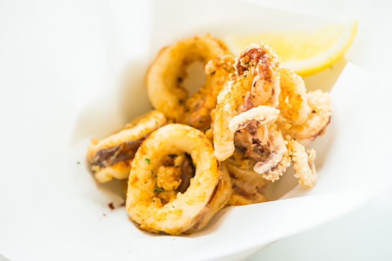 Anillos de calamar a la andaluza un plato típico de los restaurantes mediterráneo