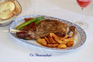 Detalle de plato de carne con patatas y guarnición en el restaurante el Pescador de Fornells en Menorca