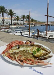 Detalle de mariscada y pescado donde se pueden ver zamburiñas, navajas y cigalas en el restaurante El Pescador de Fornells en Menorca